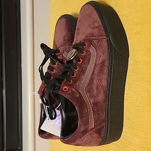 VANS DISNEY VELVET SHOES WOMENS SIZE 9/ MENS SIZE 7.5 new with tag